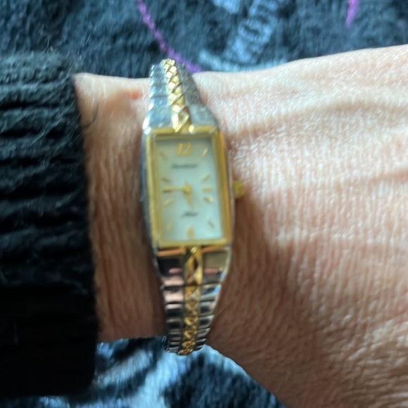 ARMITRON WATCH⌚️ MOTHER OF PEARL FACE WITH STRETCHY BAND FITS ANY SIZE WRIST 🔋 - Picture 6 of 8